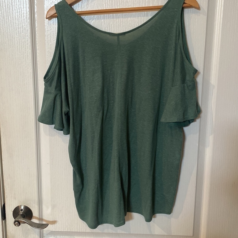 Maitai Sz M Cold shoulder Hilow hem top fits larger - Picture 3 of 5